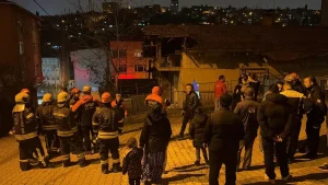 Kamyonet Kavşağında Kaza: Evdeki Kişi Yaralandı