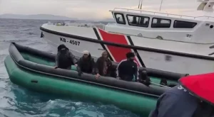 Karaburun’da 22 Düzensiz Göçmen Yakalandı