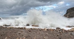 Karadeniz’de fırtına engeli: Amasra’da dev dalgalar kaldırım taşlarını yerinden söktü