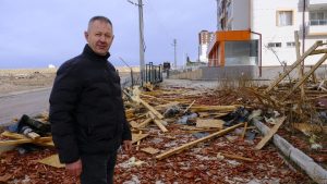 Karaman’a uçan çatının altında kalmaktan saniyelerle kurtuldu