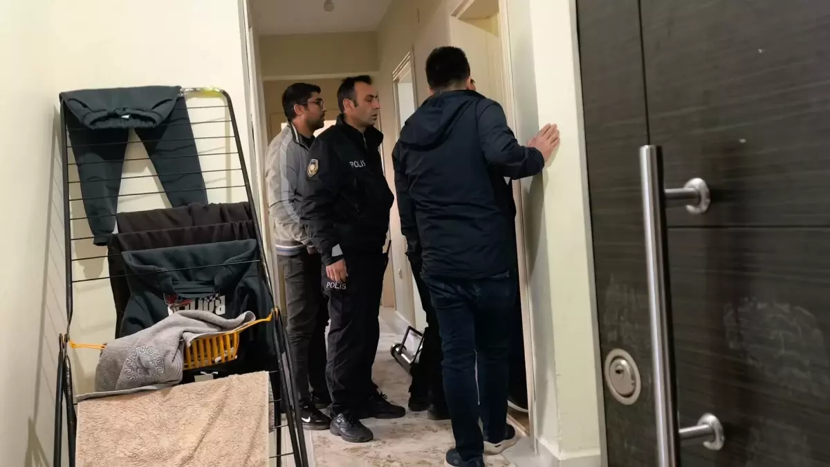 Kardeşi Bıçakla Rehin Alan Genç, Polisi İkna Edip Teslim Oldu