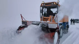 Kars’ta 4 Metre Kar, Yollar Kapandı
