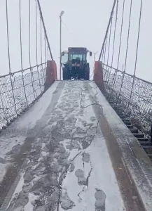 Kars’ta Buzla Kapanan Köprüde Otomobil Kurtarıldı