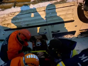 Kars’ta Buzlanan Yolda Kaza: 2 Yaralı