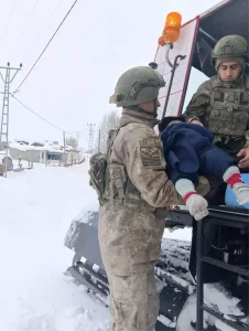 Kars’ta Hasta Çocuklar, Kar Küreme Aracıyla Kurtarıldı