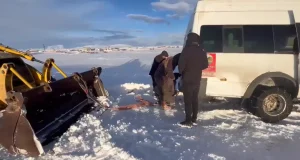 Kars’ta Servis Aracı Tipiyle Kara Saplandı