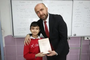 Kaş’ta öğrencinin Türk bayrağı hassasiyeti ödüllendirildi