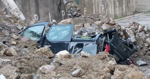 Kastamonu’da istinat duvarı çöktü: 7 otomobil hurdaya döndü