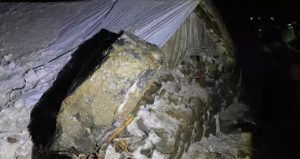 Kaya parçaları ağıla düştü, 20 hayvan telef oldu