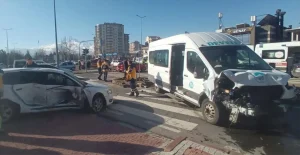 Kayseri’de Minibüs ve Otomobil Çarpıştı: 14 Yaralı