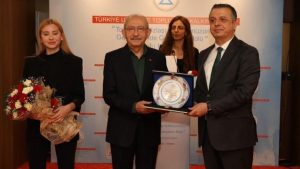 Kemal Kılıçdaroğlu’na İnsan-ı Kamil onur ödülü