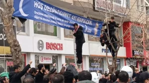 Kenti karıştıran “Ramazan” pankartı: Ekipler indirmek isteyince…