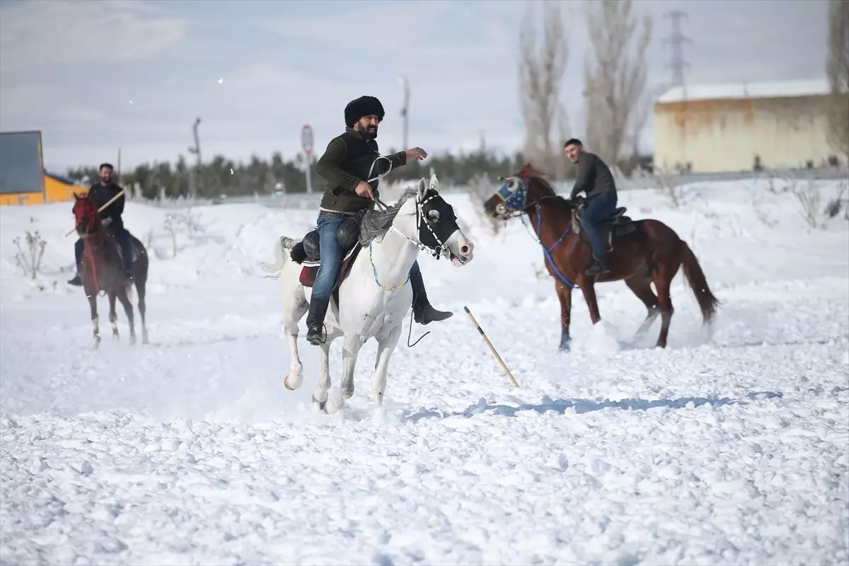 Kışın Cirit Heyecanı Kars’ta
