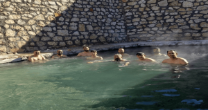 Kışın ortasında 50 derece sıcaklıktaki kaplıcada yüzdüler