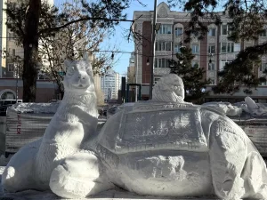 Kışın Sanat: Kazak Hizmetli Kardan Heykeller Yapıyor