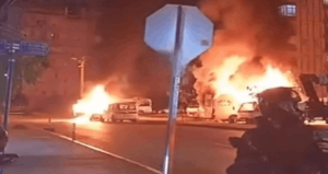 Kız arkadaşı ile annesinin araçlarını kundakladı; O anlar kamerada