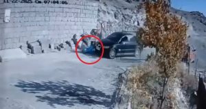 Komşularını otomobille ezerek yaraladı: İlk duruşmada tahliye edildi