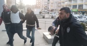 Komşusunu öldürüp 6 parçaya ayıran şüpheli adliyede