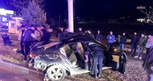 Kontrolden çıkan araç direğe çarptı: Sürücü ölümden böyle döndü