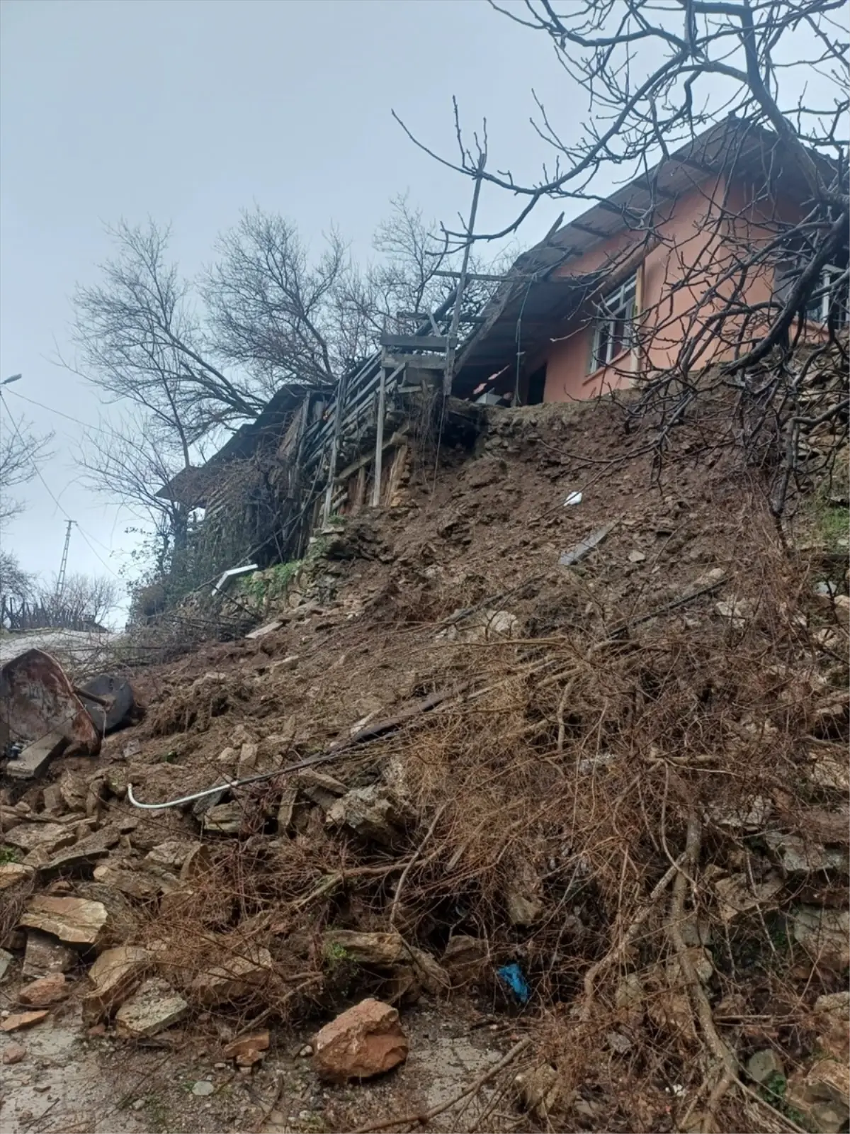 Kozan’da İstinat Duvarı Çöktü