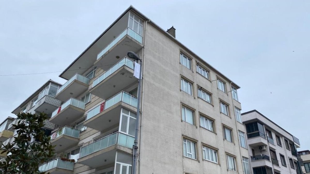 Küçükçekmece’de istinat duvarı çöktü, 6 katlı bina boşaltıldı