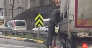 Küçükçekmece’de trafikte “kaynak” kavgası: Kamyonetin camını yumrukladı!
