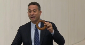 Kürsüde böldüğü simidi AKP sıralarına dağıttı