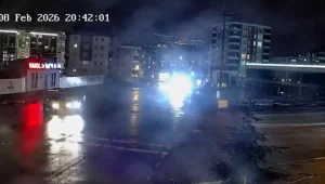 Kurye ile hafif ticari aracın çarpıştığı kaza kamerada; 1 yaralı