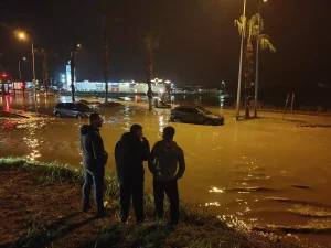 Kuşadası’nda Sağanak Yağış Hayatı Olumsuz Etkiledi