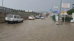 Kuşadası’nda Sağanak Yağış Sel Oluşturdu