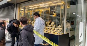 Kuyumcu çalışanını darbedip 1 kilo altınla kaçtılar
