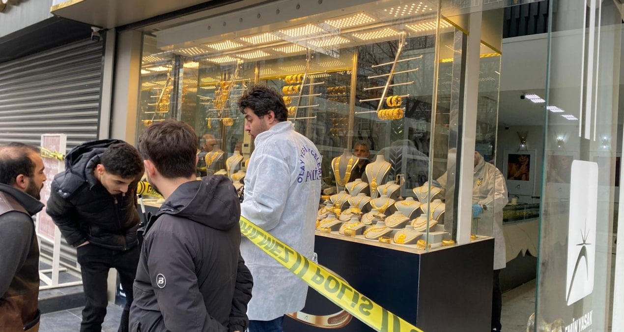 Kuyumcu çalışanını darbedip 1 kilo altınla kaçtılar