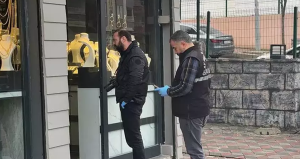 Kuyumcu dükkanında silahlı soygun: Polisi vurup altınlarla kaçtılar