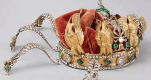 Louvre Müzesi soygunda düşürülen tacı paylaştı