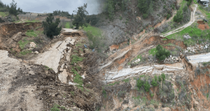 Manisa’da toprak kayması; yol ulaşıma kapatıldı