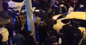 Mardin’de sokak savaş meydanına döndü: Tekmeler, kovalar ve fırçalarla birbirlerine saldırdılar