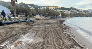 Mavi Bayraklı Camel Beach koyunda kumsaldan denize boru döşüyorlar