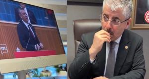 Meclis çatısı altında pes dedirten görüntüler: AKP’li vekil, çekirdek çitledi, Özgür Özel’i izledi