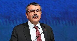 Meclis’te laiklik yemini eden bakan laiklik bildirisini imzalayanlara dava açtı