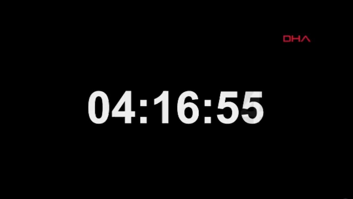 Mehmetçik’ten depremde hayatını kaybedenler için saygı duruşu