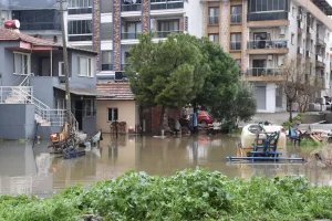Menemen’de Sağanak Yağmur Su Baskınlarına Neden Oldu