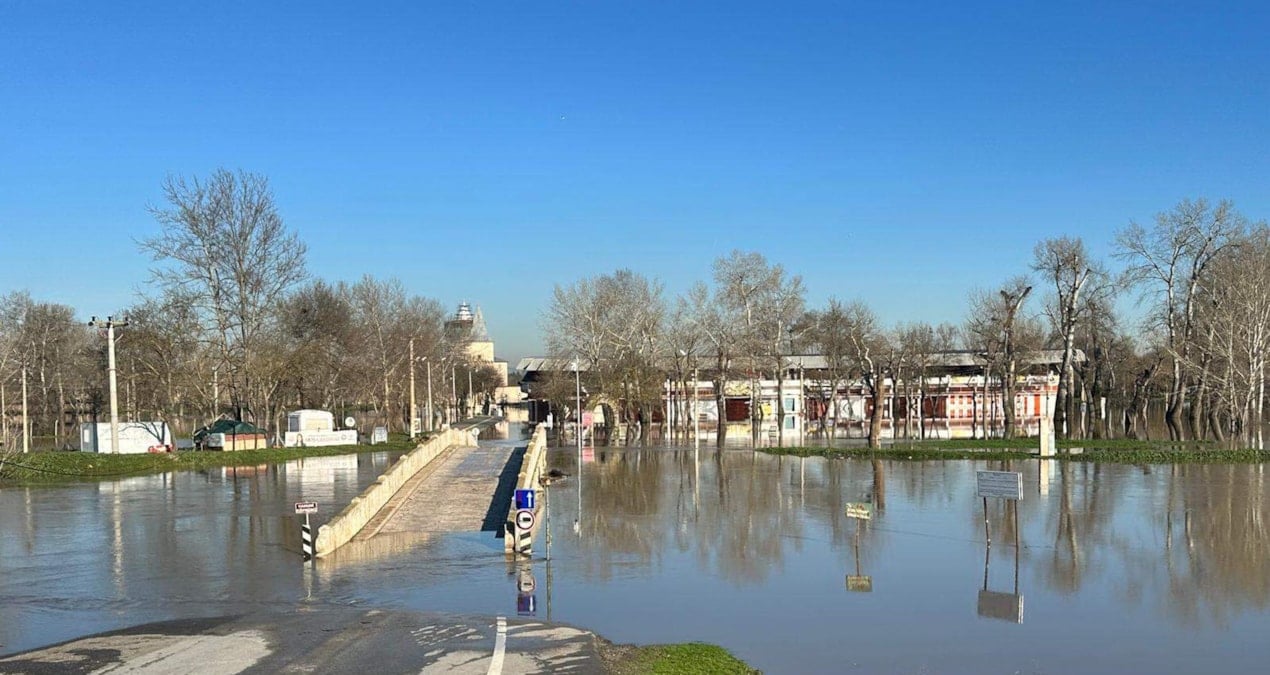 Meriç ve Tunca nehirleri taştı: Kırkpınar Er Meydanı sulara gömüldü