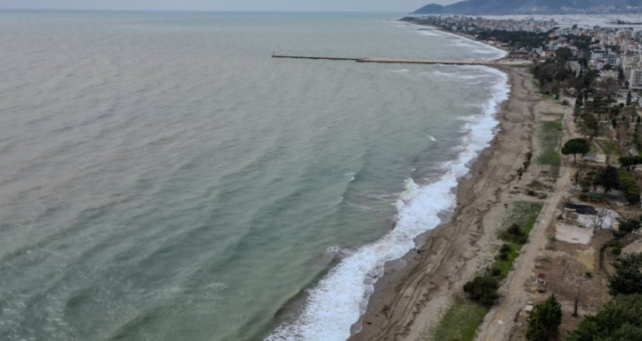 Mersin’de sağanak ve baraj tahliyesi sonrası Akdeniz kahverengiye büründü