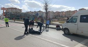 Minibüsün çarptığı yayayı 32 metre ileriye fırlattı