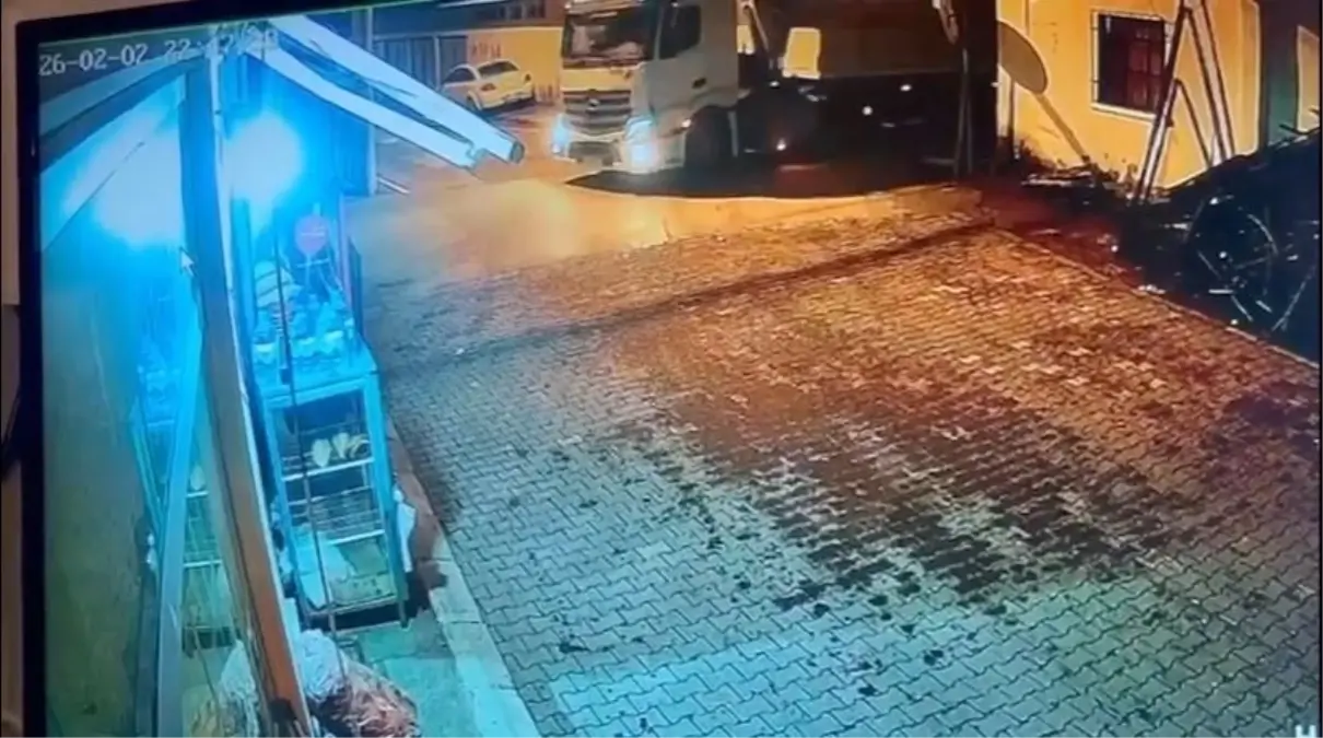 Motosiklet TIR’ın Altında Can Verdi