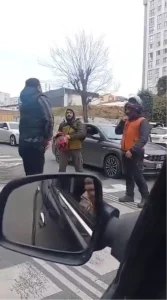 Motosiklet ve Otomobil Sürücüleri Arasında Silahlı Tartışma