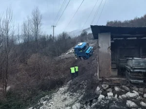 Mudurnu’da Tır Devrildi: Sürücü Yaralandı