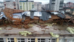 Muş’ta Fırtına Okul ve Evde Hasara Yol Açtı