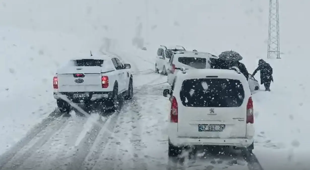Muş’ta Kar ve Fırtına Üç Aracı Mahsur Bıraktı