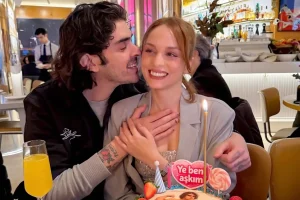 Nilperi Şahinkaya, sevgilisinden ne istediğini, doğum günü pastasına yazdırdı